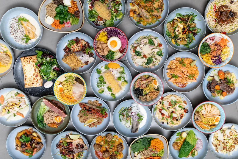 Ensemble de plats dressés Chaud Bouillant